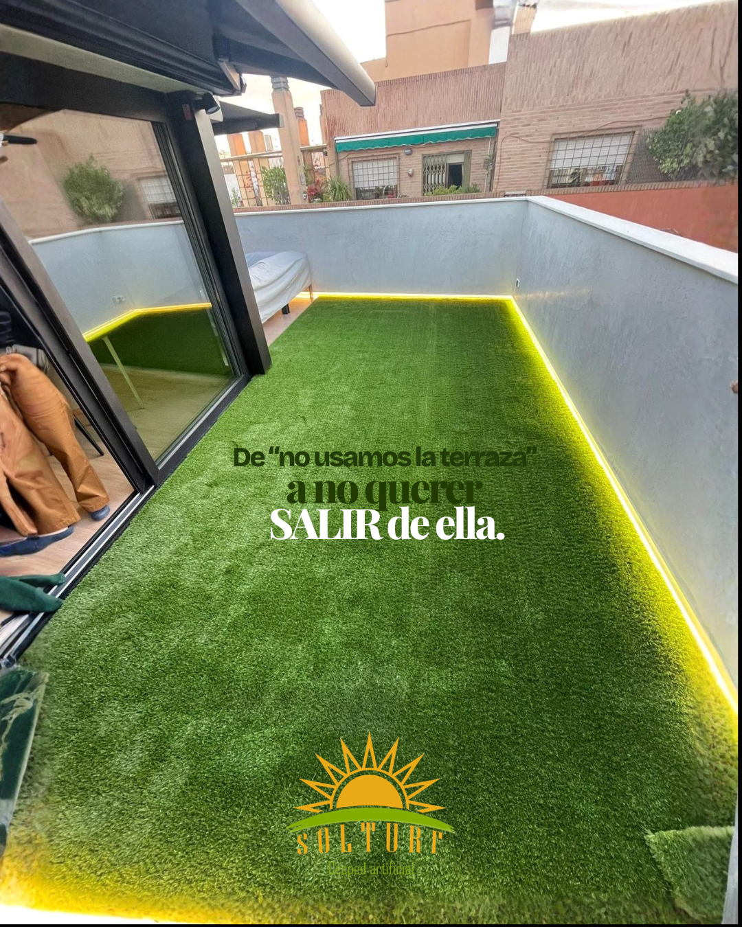 Campaña de terraza con césped artificial de Solturf